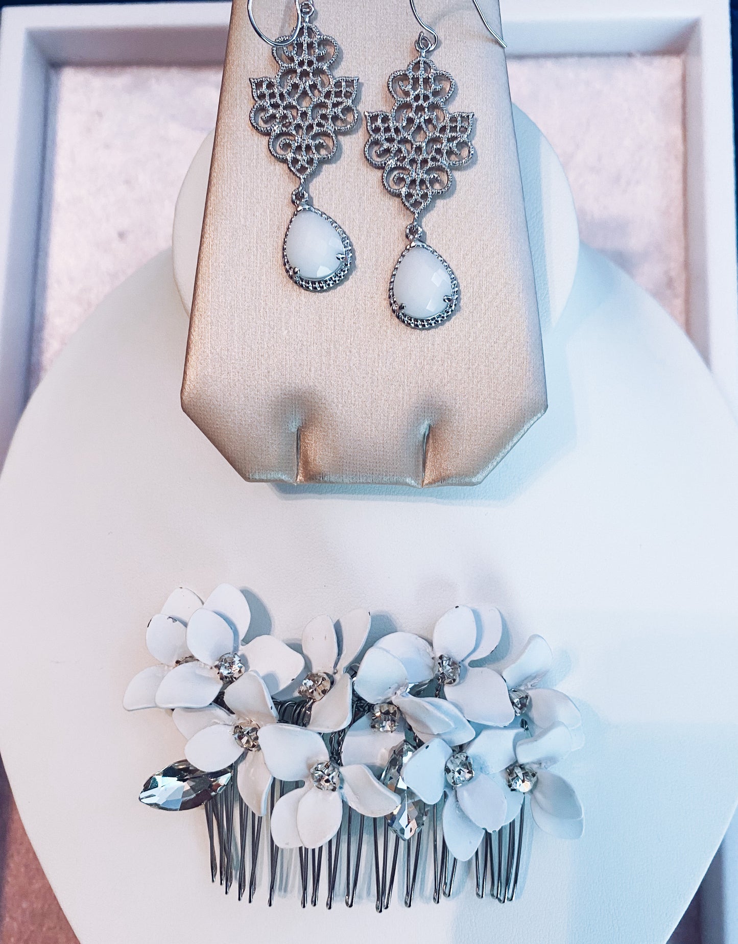 White Floral Comb